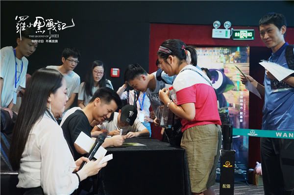 导演及原画为粉丝签名作画.jpg