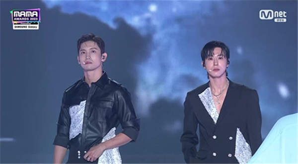 东方神起点燃“MAMA颁奖典礼”，展现的历代级舞台吸引视线！