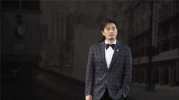 陈龙星空西装置身平遥古城 颇具民国风味充满电影故事感