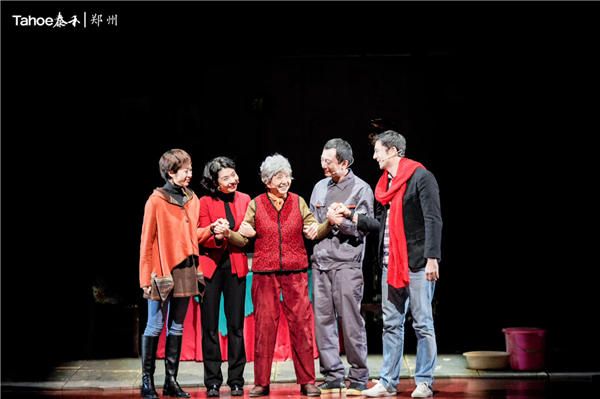 《守岁》一家其乐融融 “家“味浓厚.jpg