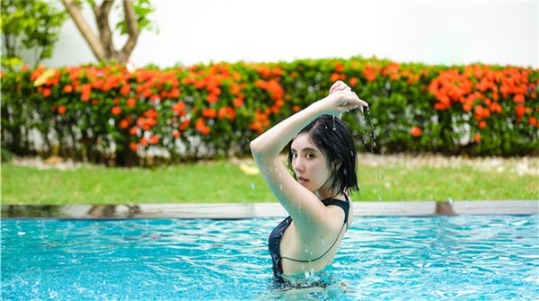 赵奕欢泳池写真曝光 湿发性感大秀美腿 