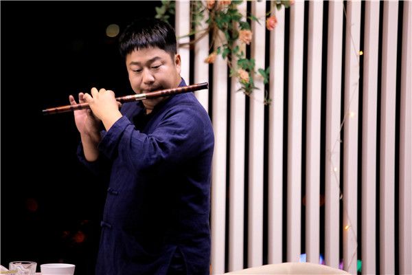 石榴哥吹笛子1.jpg