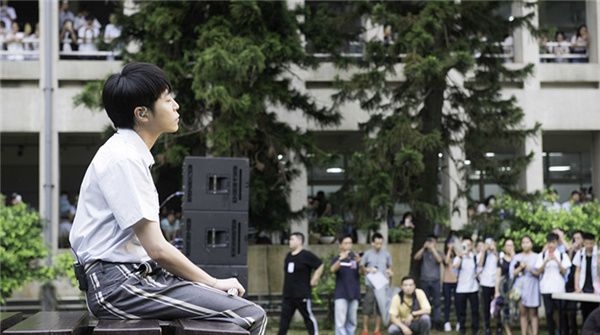 吴青峰重返初心回到母校 穿制服快闪首唱〈太空人〉