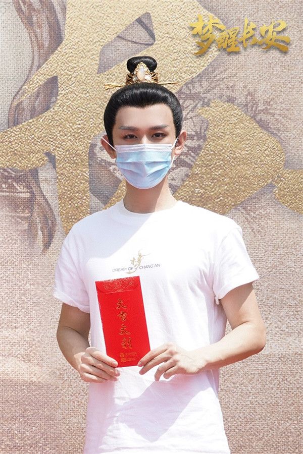 成毅出席开机仪式.jpg