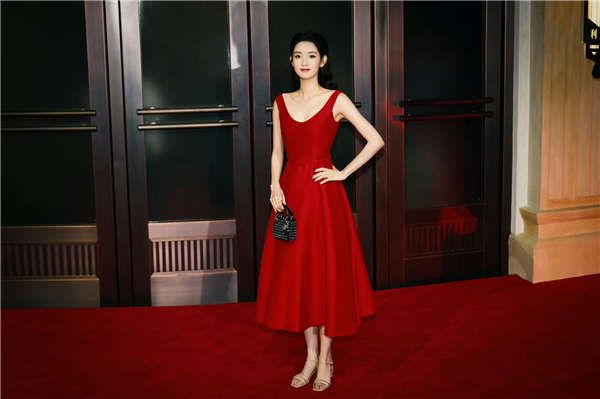 王玉雯上海出席电影活动  明媚红裙尽显优雅魅力