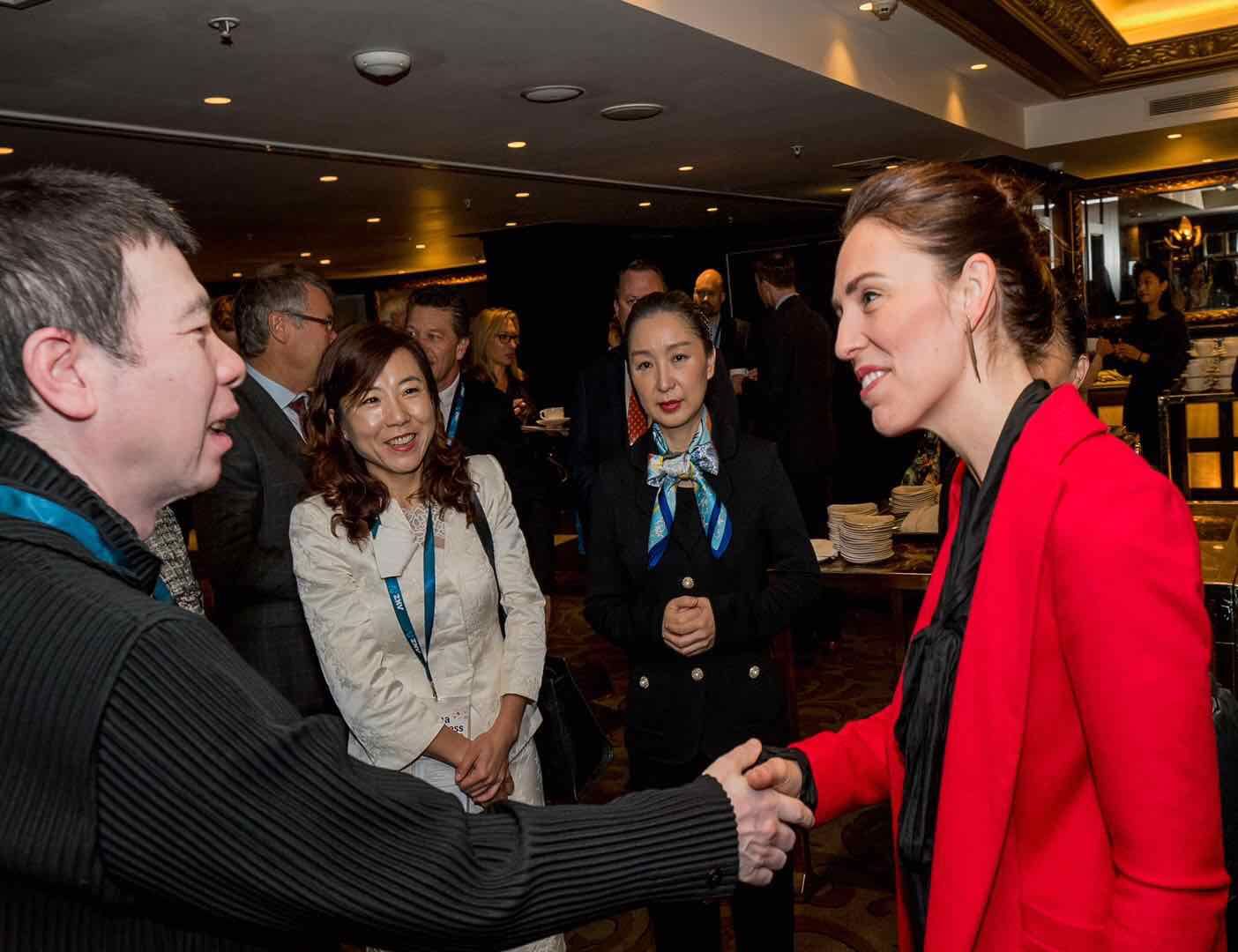 冯小刚与总理杰辛达·阿德恩握手.jpeg