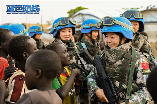 5、巡逻途中，中国维和步兵营女兵与南苏丹小朋友亲切交流.jpg