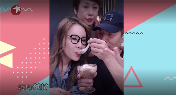 3双胞胎父母暖心投喂女儿.jpg