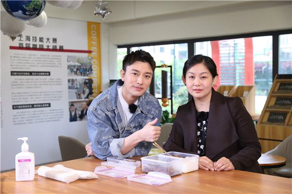 3贾乃亮拜访李昕医生.jpg