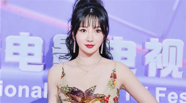 柳岩性感露背刺绣长裙亮相盛典红毯  雪肤嫩白身姿婀娜