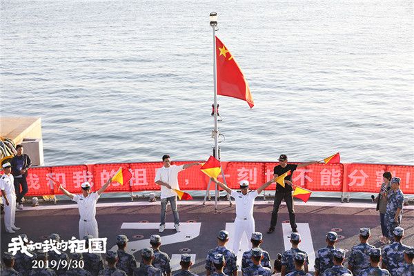 6电影《我和我的祖国》青岛路演-管虎魏晨学旗语.jpg