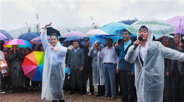 文艺志愿者佟丽娅会宁慰问演出 雨中起舞追溯红色记忆  