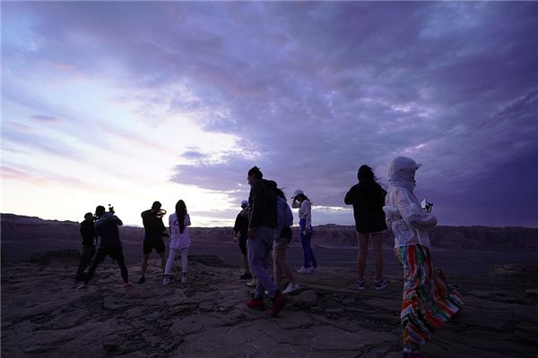 陈学冬团等待火星基地日出.jpg