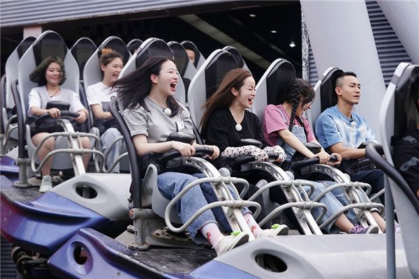 陈学冬团友体验过山车.jpg
