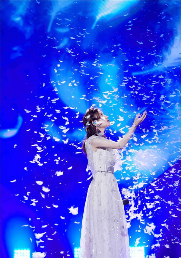 冯提莫《宇宙打歌中心》绝美舞台.jpg