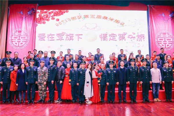 有种“随份子”叫李易峰，参加军队集体婚礼被催婚，三千签名照请就位！
