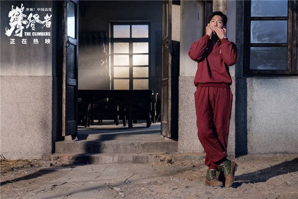 李国梁营房前吹响口琴.jpg