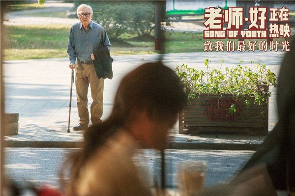 驻足看向安静.jpg
