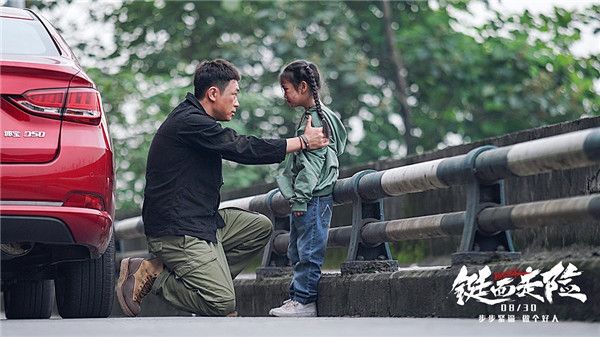 大鹏萌娃上演真假“父女情”.jpg