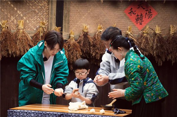 魏巡、石毛父子袁家寨子打糍粑.jpg