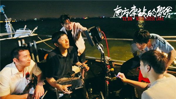 导演刁亦男看监视器回放.jpg