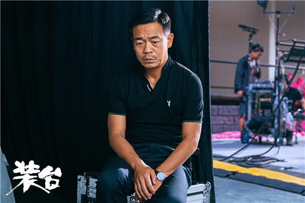 6铁主任面露愁苦的独坐台边.jpg