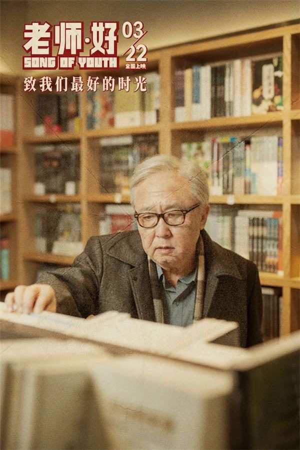 苗老师在书店.jpg