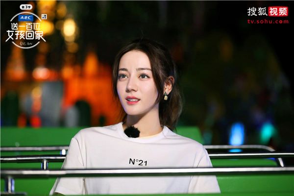 迪丽热巴坐过山车.jpg