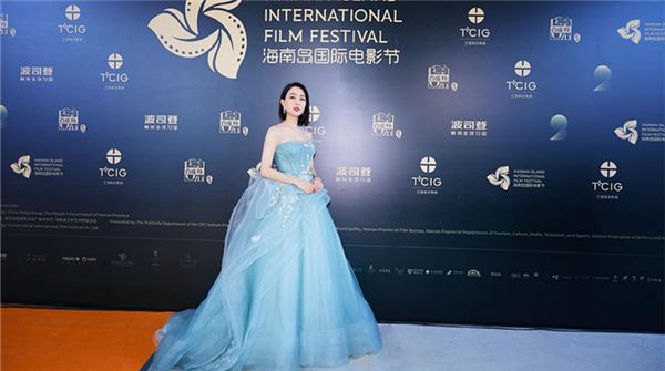 马苏出席第二届海南岛国际电影节  蓝色长裙尽显清新优雅气质