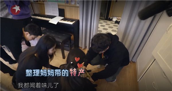 1杨亚东妈妈远程带来的家乡特产.jpg