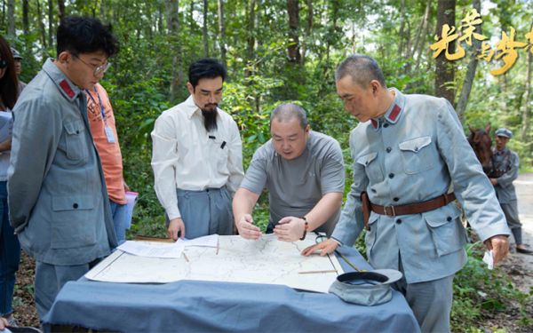 电视剧《光荣与梦想》探班  黄晓明倾情出演引期待