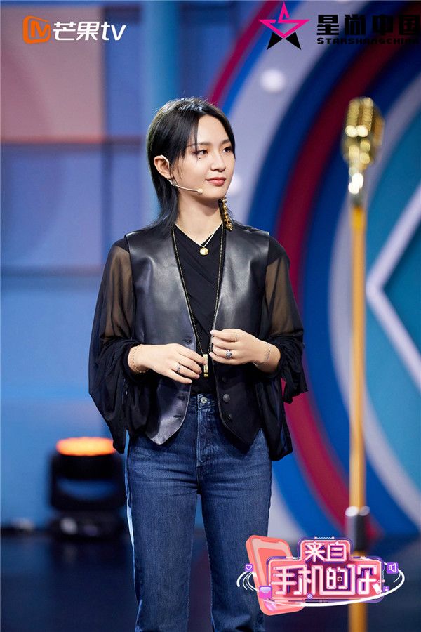 周笔畅出场.jpg
