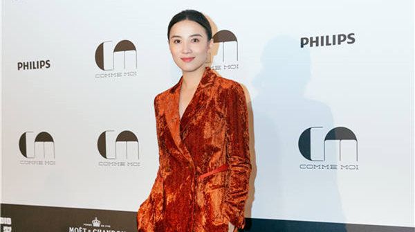 宋佳焦糖色西服套装出席某时尚活动 携全新单曲动人上线