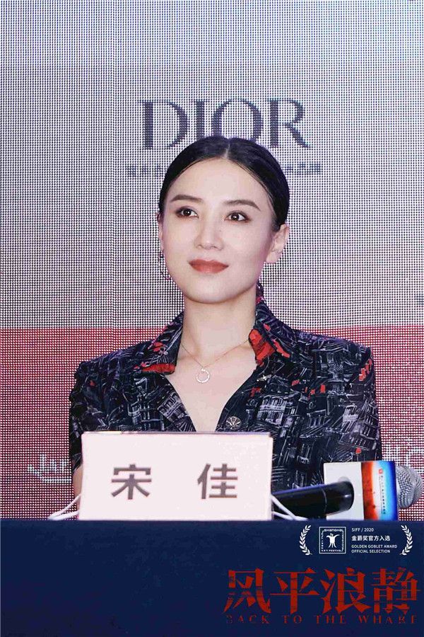 宋佳在拍摄中与李霄峰导演建立了很有意思的交流.jpg