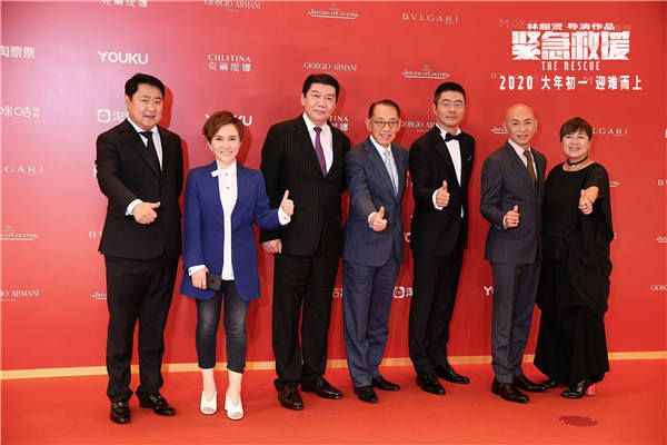 《紧急救援》导演林超贤、监制梁凤英与出品方合影.jpg