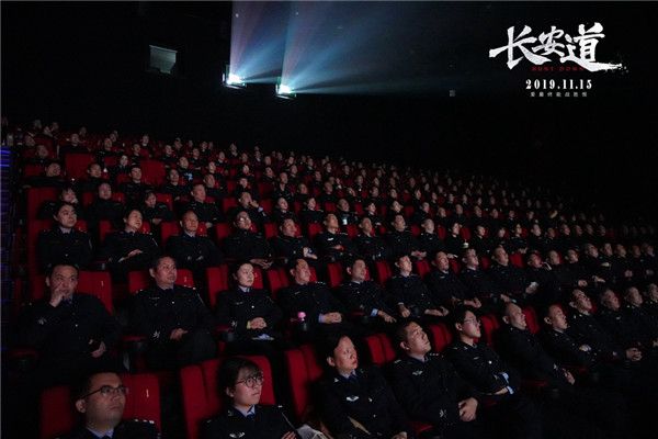 宋洋“套路”三百民警反问犀利问题.jpg