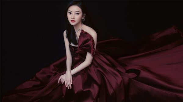 景甜车厘子长裙写真曝光 优雅别致白到反光