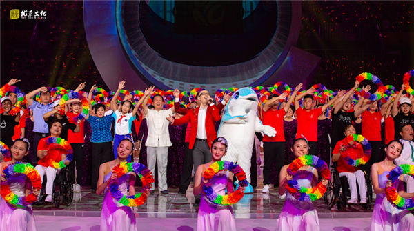 平安亮相天津残奥会闭幕式 穿红西装献唱《我和我的祖国》